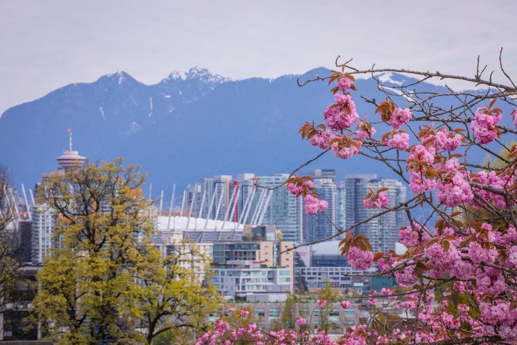 Holiday Inn & Suites Vancouver Downtown, An Ihg Hotel Exterior photo