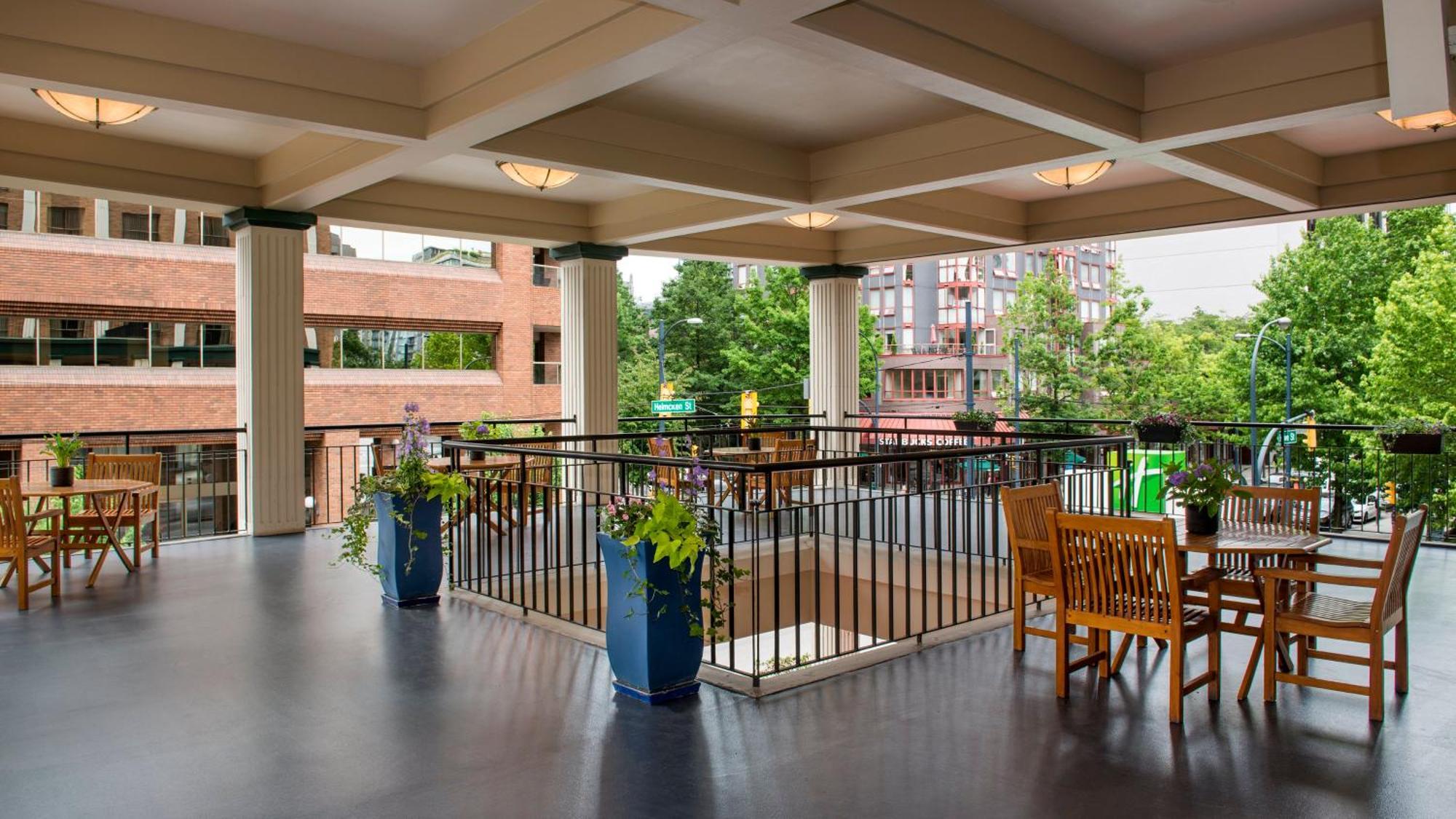 Holiday Inn & Suites Vancouver Downtown, An Ihg Hotel Exterior photo